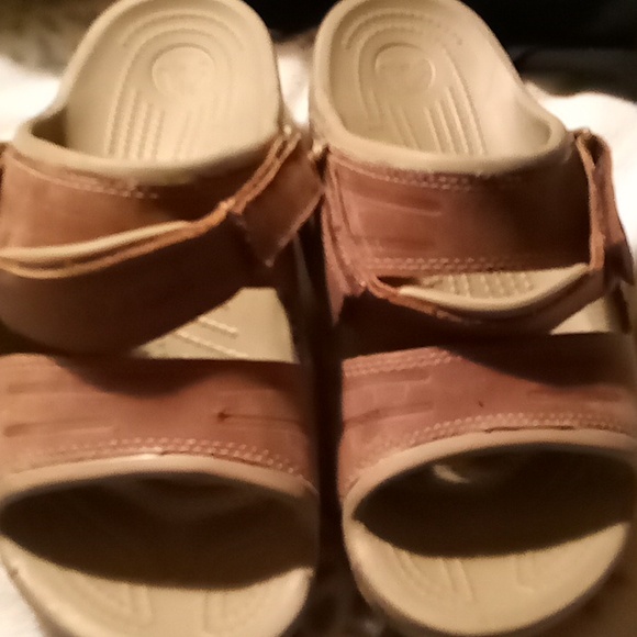 Women's size 7's sandles they're crocs - Picture 1 of 4